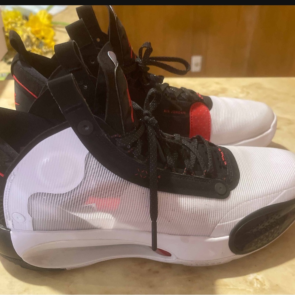 Air Jordan XXXIV Sneakers Box